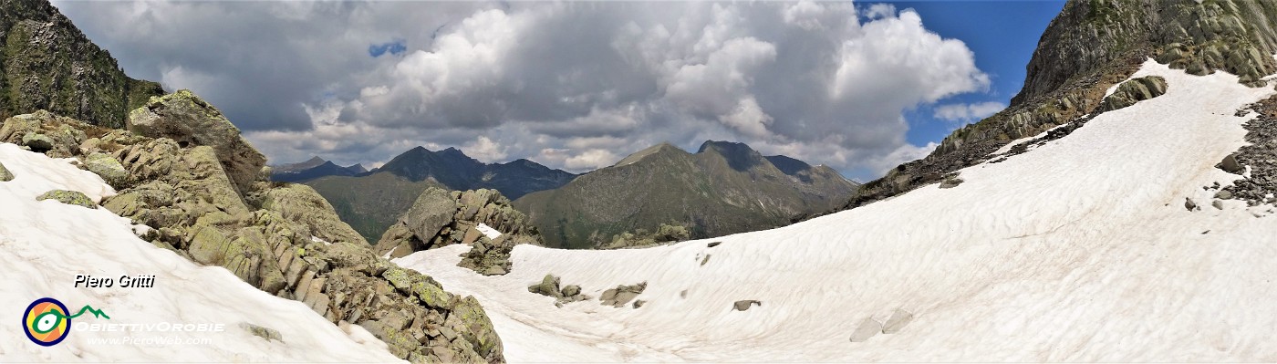 28 Risaliamo a vista verso il lago del Vallone pestando neve.jpg